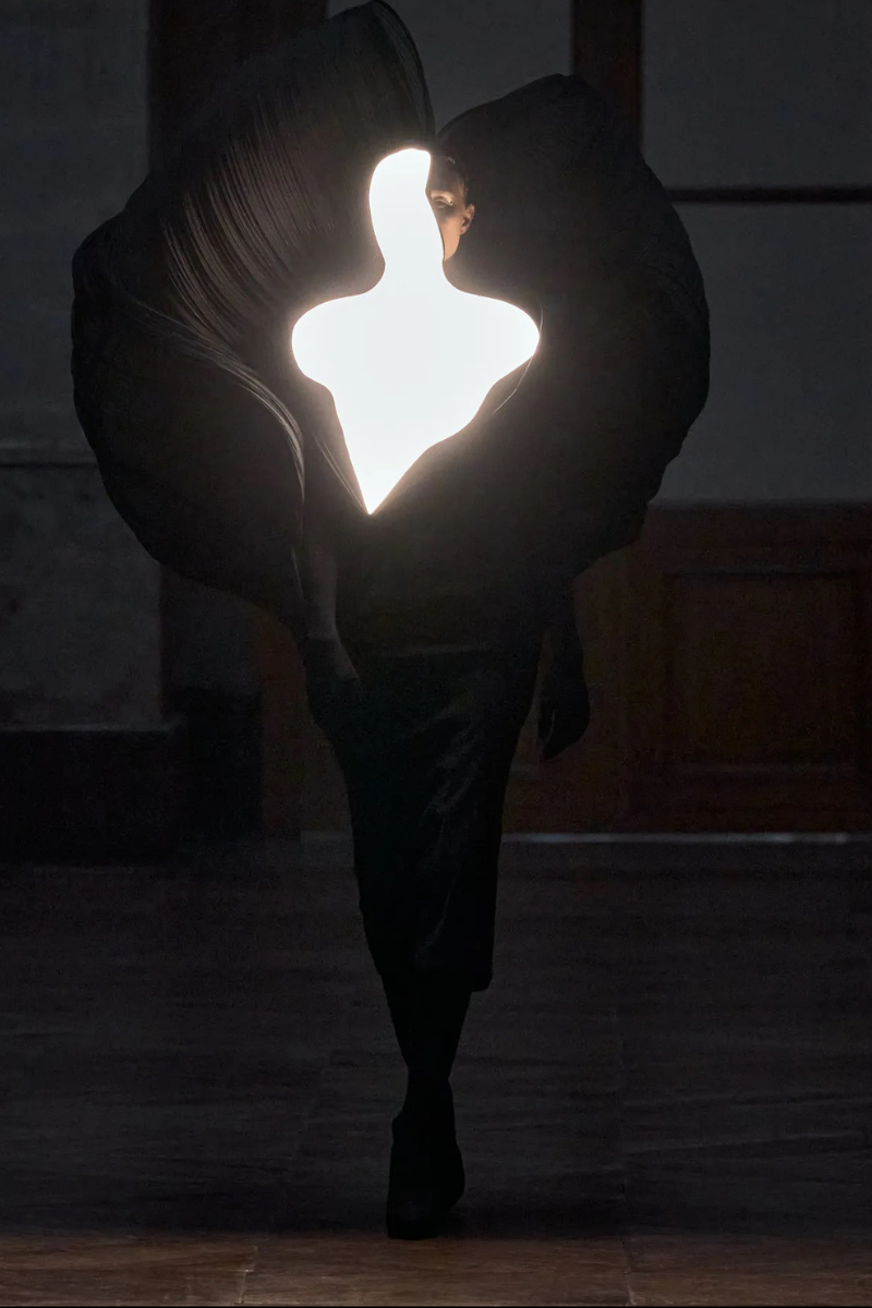 Le défilé de Gaurav Gupta : une vision cosmique de la haute couture
