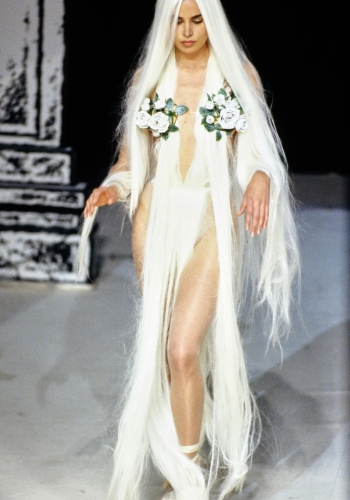 Plongée dans l’histoire de la mode : Vogue et son hommage aux décennies passées